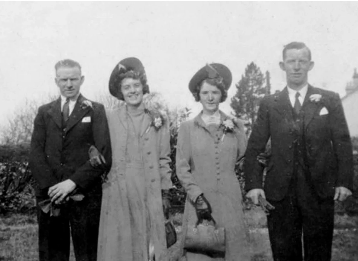 Skadet og uklart bilde av personer før restusjon.