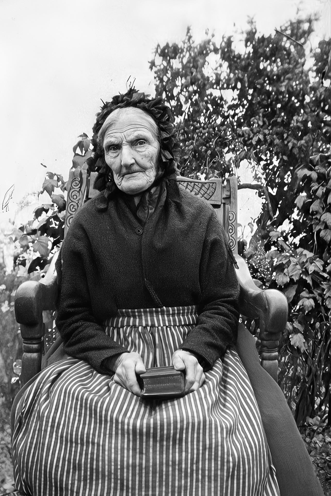 Restaurert bilde av en gammel dame, med forbedret skarphet og farger.