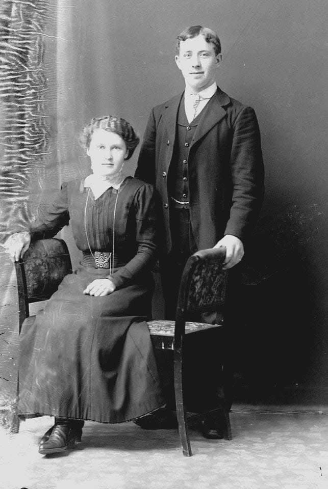 Skadet og falmet svart-hvitt portrett av en dame før fotorestaurering.