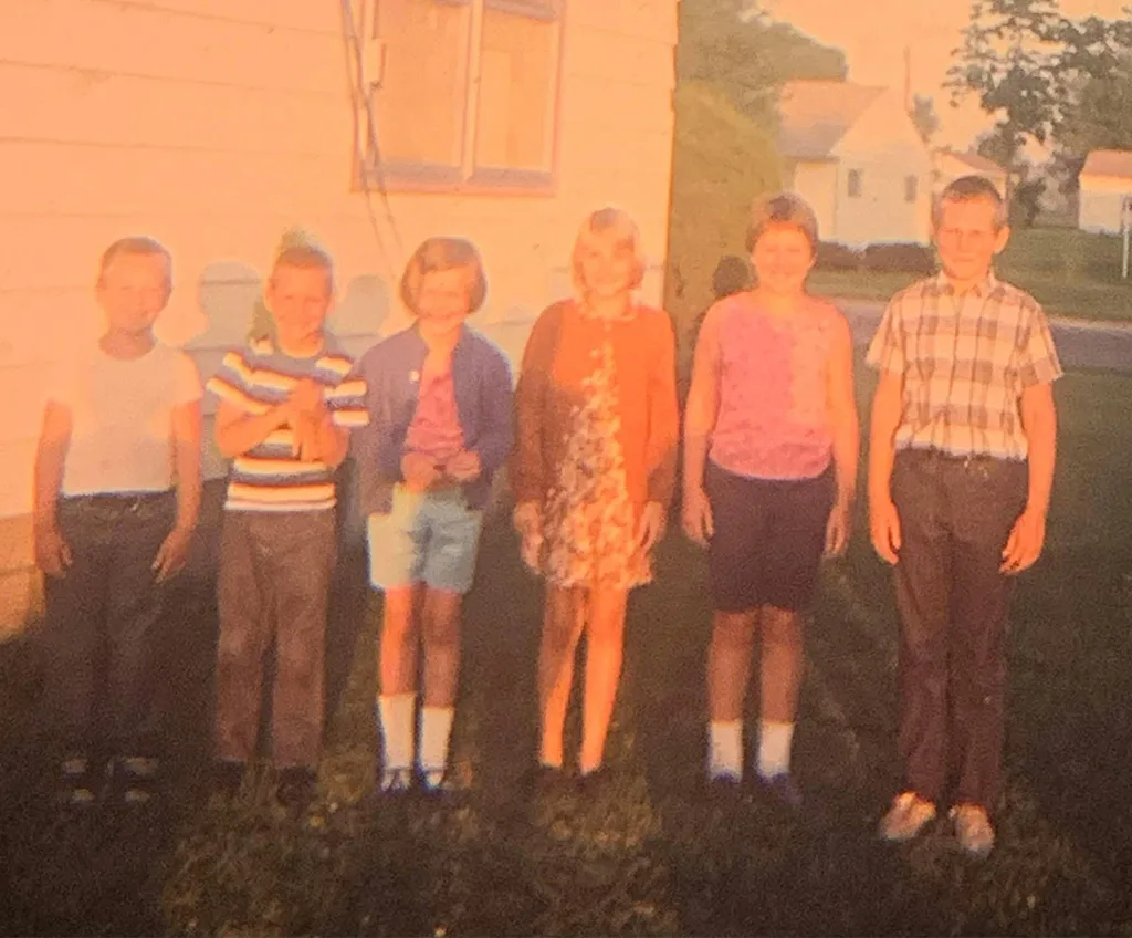 Skadet og uklart bilde av personer før restusjon.