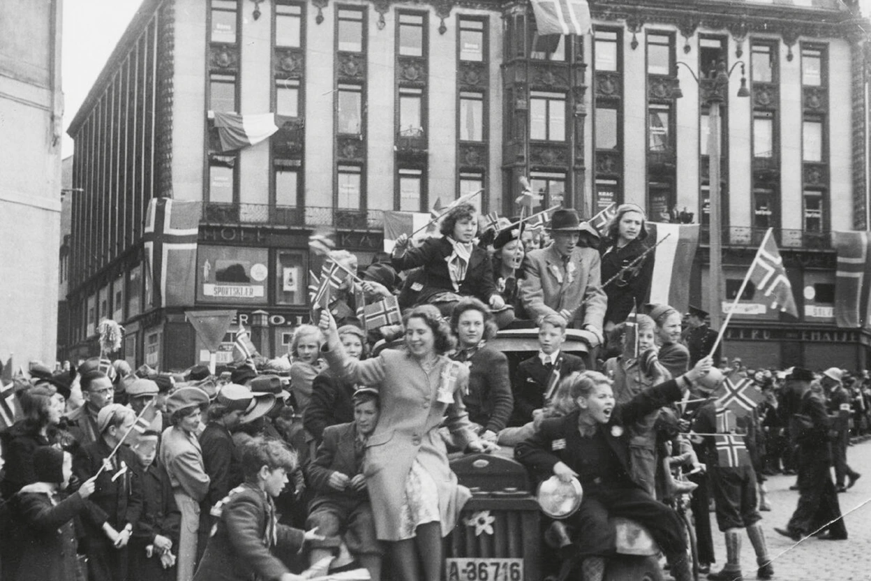 Skadet bilde av frigjøringsdagen før restaurering.