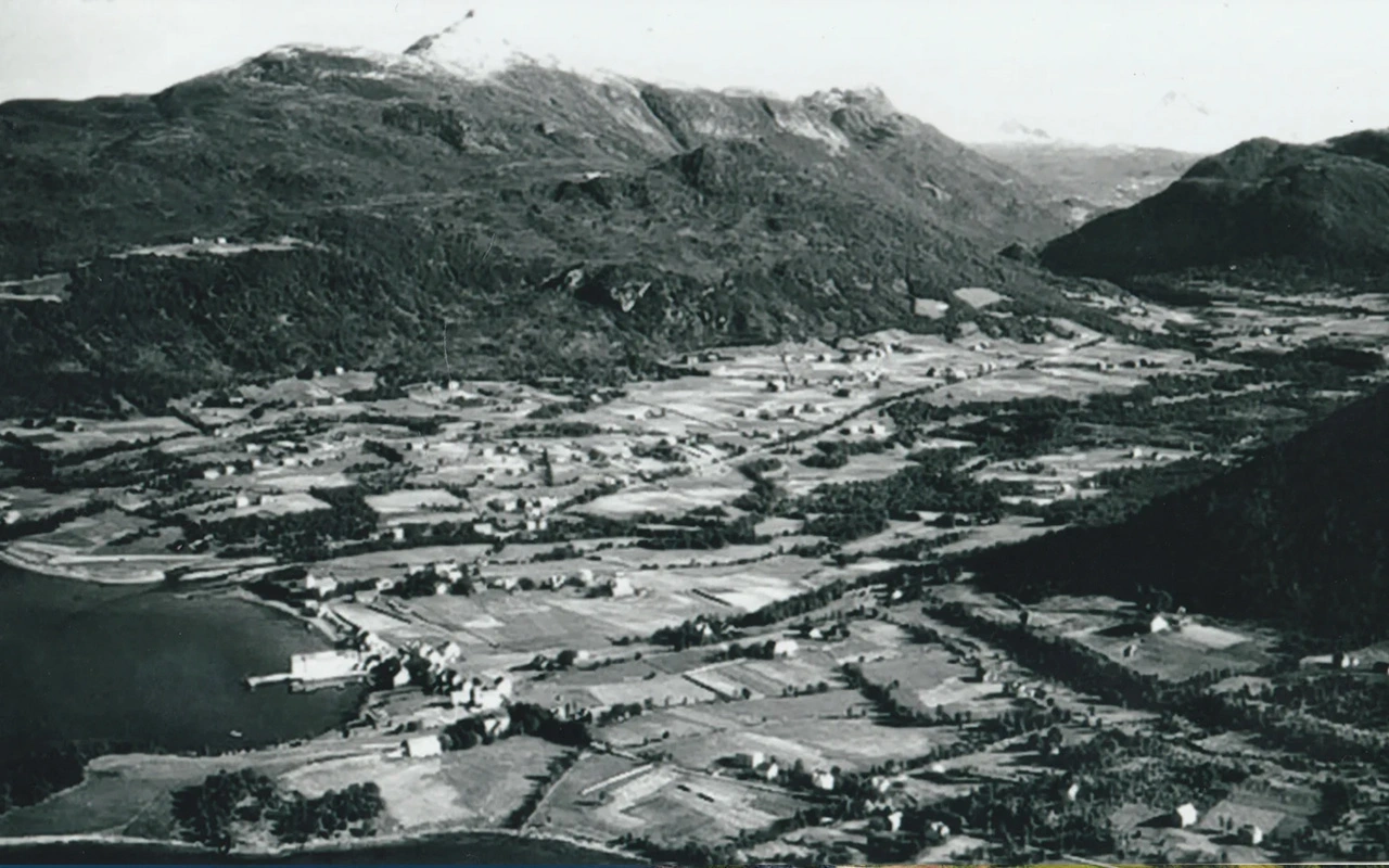 Gammelt landskapsbilde av Sykkylven i svart hvitt og ødelagt bilde